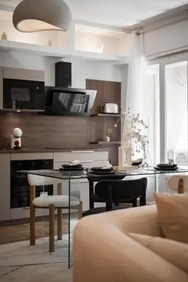 a living room with a table and a kitchen at Luxueux, spacieux et tout équipé à 5 min du port in Nice