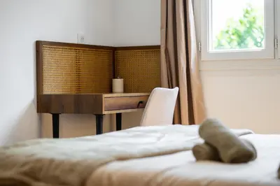 a bedroom with a desk and a bed with a teddy bear at Luxueux, spacieux et tout équipé à 5 min du port in Nice