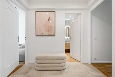 a white living room with a white ottoman at Luxueux, spacieux et tout équipé à 5 min du port in Nice