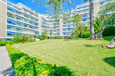 a park in front of a large building at Port de Nice, Charmant studio in Nice