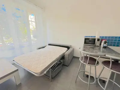 a living room with a couch and a table at Charmant 2 pièces 600m plage 1km de la gare in Nice