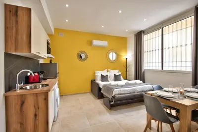 a kitchen and living room with a bed and a table at Cosy Apparts Hypercentre de Nice in Nice