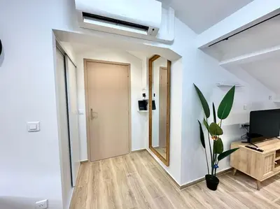 a room with a hallway with a door and a mirror at Appartement climatisé - 2min plage-tram-restaurant in Nice