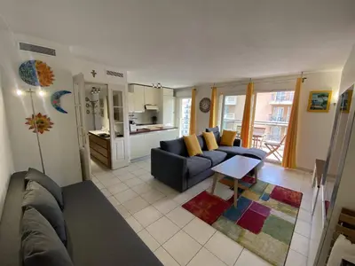 a living room with a couch and a table at Nice Magnan 2P-Piscine, Clim, Parking in Nice