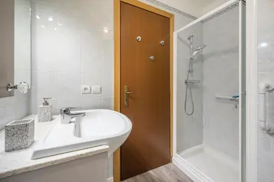 a bathroom with a sink and a shower at Magnifique 2 pièces, Clim, parking , wifi in Beaulieu-sur-Mer