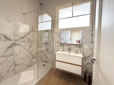 a bathroom with a sink and a shower at ApartHotel Riviera - TERRASSE HORIZON - 15' Promenade des Anglais in Nice