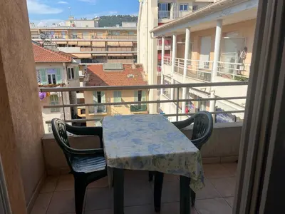 a table and chairs on a balcony with a view at Magnifique 2 pièces centre Nice in Nice