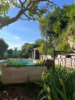 a garden with a fence and a swimming pool at Nissa la bella, Piscine et vue mer in Nice