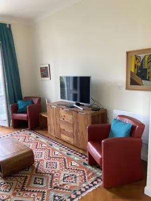 a living room with two chairs and a television at Wunderschöne Wohnung in Jugendstilvilla am Hafen in Nice