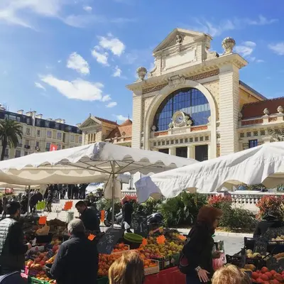 a market in front of a large building with fruits and vegetables at Magnifique T4 - Spacieux Haut Standing - AC - WIFI - Coeur de Nice in Nice