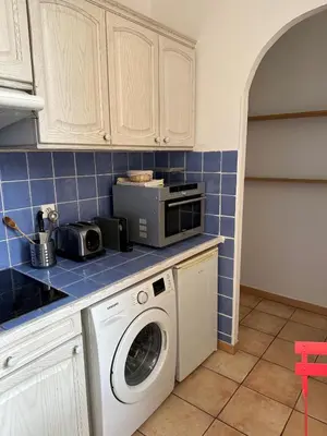 a kitchen with a washing machine and a microwave at STUDIO dans Villa à Nice Ouest in Nice