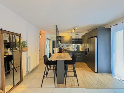 a kitchen with a table and chairs in a room at Canta Galet - Wifi, AC, Parking, 4pers in Nice