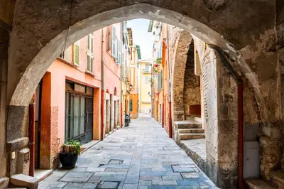 an alley in an old town with an archway at LE MIOLLIS - CENTRAL et CONFORT - WIFI- prés tansports en commun et commerces in Nice