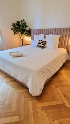 a large bed with white sheets and pillows on it at Jazzy et Spacieux Appartement Prom des Anglais in Nice