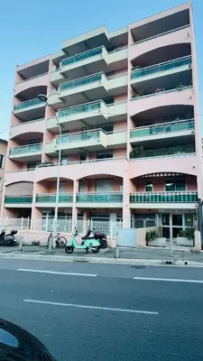 a large apartment building with motorcycles parked in front of it at Super logement - Mer à 5 min à pieds ! in Nice