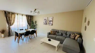 a living room with a couch and a table at Super logement - Mer à 5 min à pieds ! in Nice