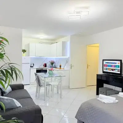 Central place close to the beach AC air