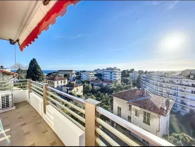 a balcony with a view of a city at Spacieux appartement à Nice 4 chambres in Nice