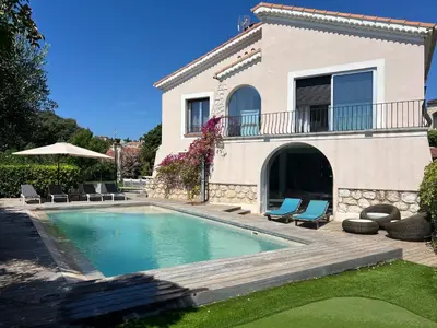 a house with a swimming pool in front of a house at Superbe villa piscine proche ville et mer au calme in Nice