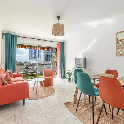 Large 2 Bdr Close to the Beach Balcony & Garage