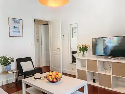 a living room with a bowl of fruit on a table at 2P Moderne Riquier proche Port, Gare, Tramway in Nice