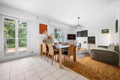 a kitchen and living room with a table and chairs at Ciel d'Orves - Terrasse Spacieuse- Parking privé in Nice