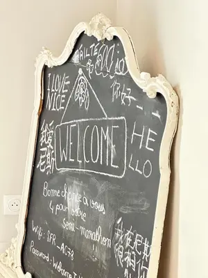 a chalkboard with a welcome sign on a wall at 3P neuf et climatisé Nice le Port à 9mn de la mer in Nice