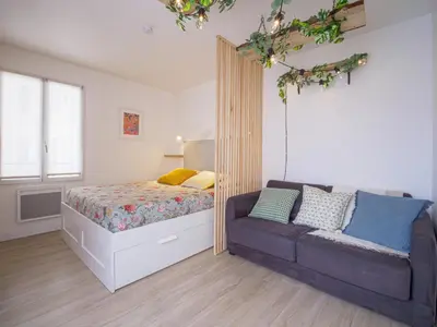 a bedroom with a bed and a couch at Pause et Sérénité Studio de 28m2 in Cagnes-sur-Mer