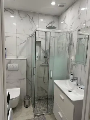 a bathroom with a shower and a toilet and a sink at Appartement 3 pieces proche du Negresco in Nice