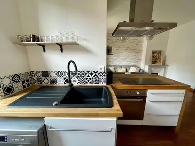 a kitchen with a sink and a stove at Spacieux appartement à Nice in Nice