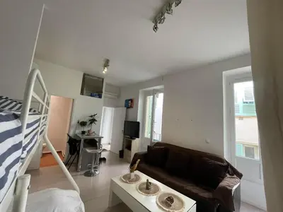 a living room with a couch and a bunk bed at Charmant loft HyperCentre in Nice