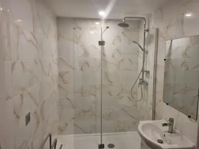 a bathroom with a shower and a sink at F2 ou F3 ,appartement climatisé neuf, magnifique vue sur mer et aéroport, proche tram et gare sncf 1 min,aéroport 3 minutes, 3 rooms, new AC apartment, magnificent sea and airport views, close to tram and SNCF train station 1 min, airport 3 min in Nice