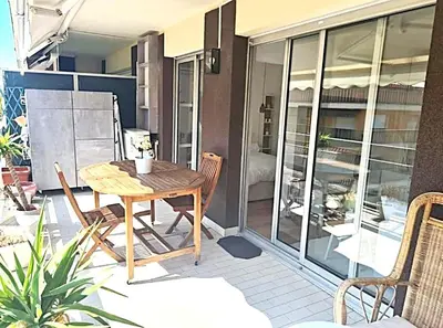 a patio with a table and chairs on a balcony at Superbe Appartement Luxueux Spacieux 50 m2 Port Nice in Nice