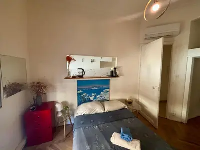 a small bedroom with a bed and a kitchen at Appartement Nice centre ville gare in Nice