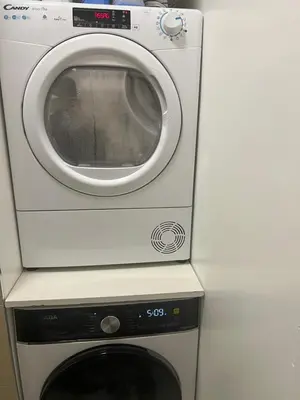 a white washing machine sitting on top of a washer at Appartement Nice 2 chambre 2 lits 1 salle de bain in Nice