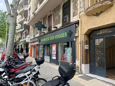 a row of motorcycles parked in front of a store at Appartement Nice 2 chambre 2 lits 1 salle de bain in Nice
