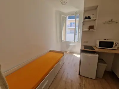 a kitchen with a washing machine and a microwave at Studio Niçois Proche Mer in Nice