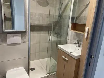 a bathroom with a shower and a toilet and a sink at Superbe appartement en plein centre ville de Nice! in Nice