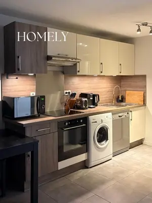 a kitchen with a washer and a washing machine at Appt Nice-Centre avec Parking Privé proche Promenade des Anglais in Nice