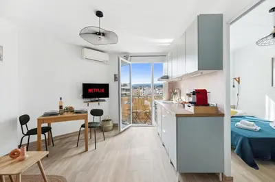 a small apartment with a kitchen and a bedroom at Vista Nissa - À Quelques Pas du Port in Nice