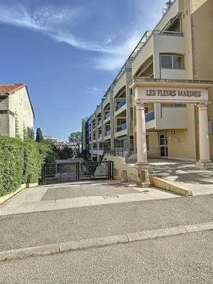 a building with a useth majors sign in front of it at Studio proche mer - Climatisé in Cagnes-sur-Mer