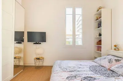 a bedroom with a bed and a tv on the wall at Appartement 2 chambres à 15 mn de la mer in Nice