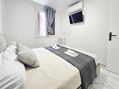 a bedroom with a bed with two towels on it at New Big Flat 8 Pers AC WiFi in Nice