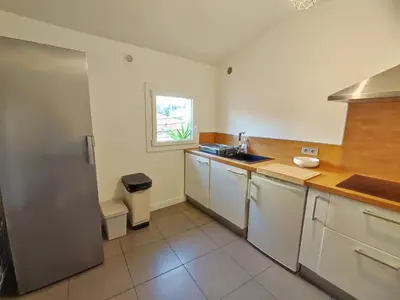 a kitchen with a sink and a counter top at Chambre à 3 min de la Promenade des Anglais à pieds 200m in Nice