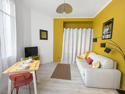 a living room with a couch and a table at Charmant studio au coeur de Nice in Nice