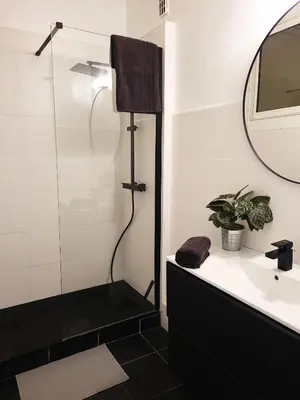 a bathroom with a shower and a sink at Appartement à 2 pas de la Promenade des Anglais vue mer 7 avenue de Fabron in Nice