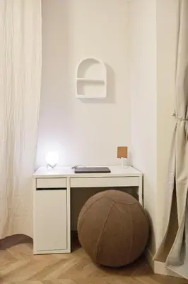 a white desk with a browninylinylinylinylinylinylinylinylinylinyl at Cosy moon for 4 or 6 people quartier du Port in Nice