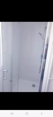 a shower in a bathroom with a glass door at Grand Appartement 5 chambres, 5 télévision , 95 m2, vue mer, tramway sur place, gare train 2 min, aéroport 5 min , Large Apartment 5 bedrooms, 5 televisions, 95 m2, sea view, tram on site, train station 2 mins, airport 5 mins in Nice