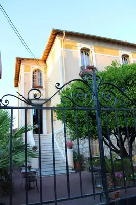 a building with a gate in front of a house at Villa Mon Rêve Apartements in Nice