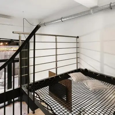 Loft Industriel avec Terrasse et Filet Suspendu à Nice Cimiez